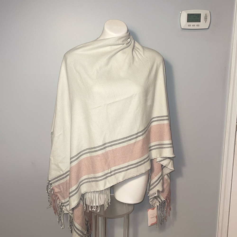 Siizu Causebox Collaboration NWT ladies 100% Viscose fringe wrap.
